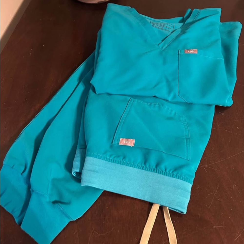 Figs Teal Women's Scrub Pants & Top Set